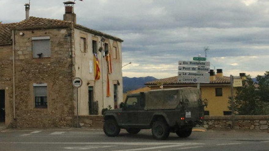 Un vehicle militar creuant Llers, aquest 12 de setembre.