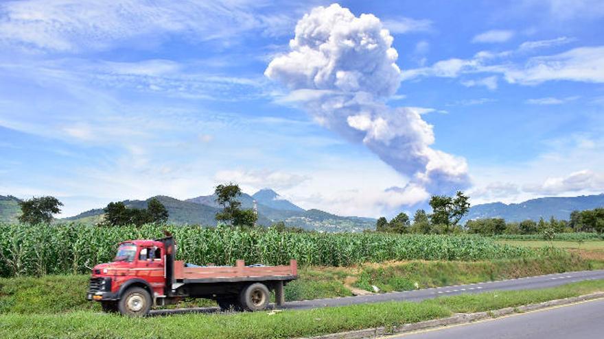 El volcán de Guatemala lanza cenizas a México