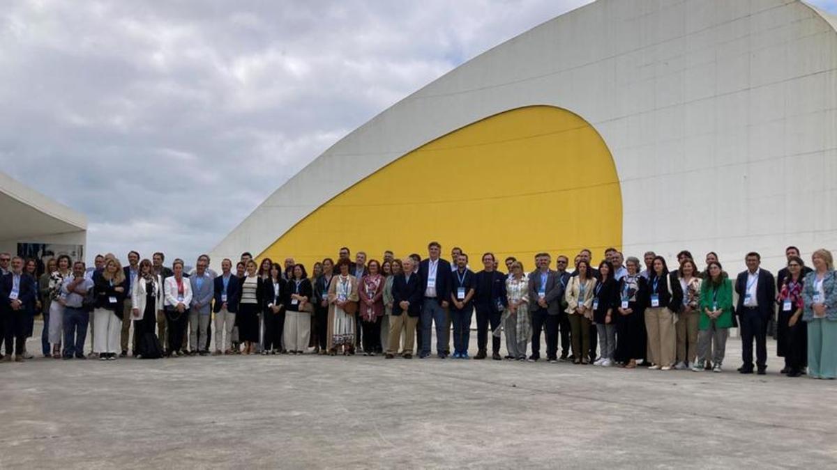 Foto de familia, ayer en la plaza del Centro Niemeyer, de los congresistas participantes en el XVII Encuentro Ibérico de parques científicos y tecnológicos.