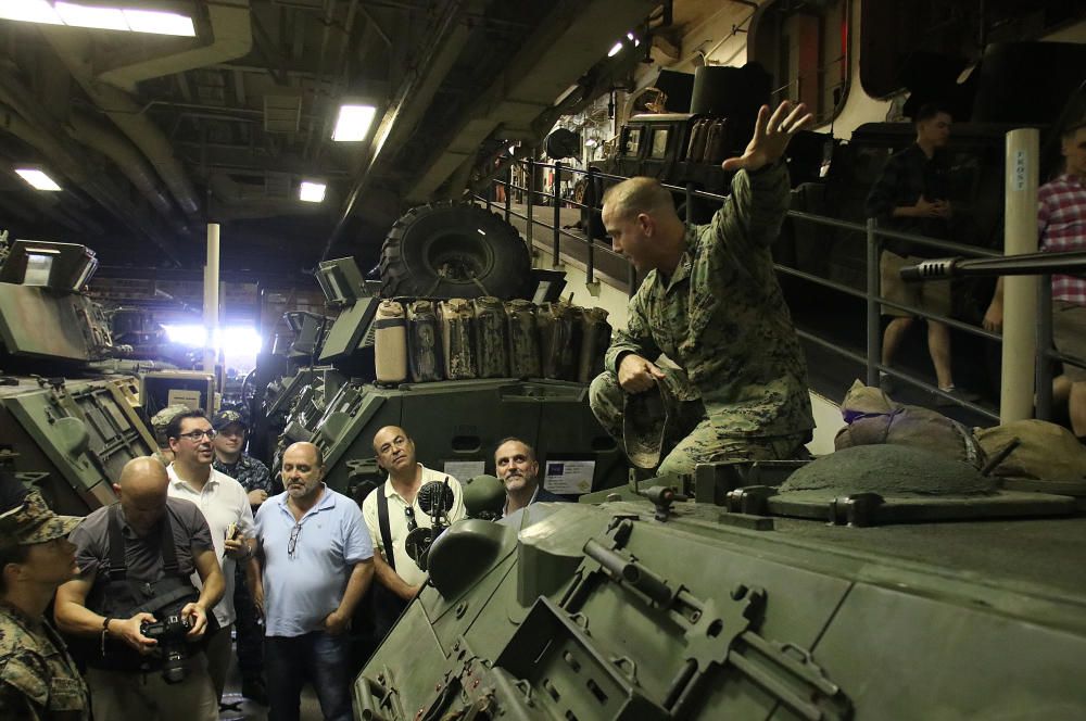 El portaaeronaves americano Iwo Jima atraca en el puerto de Málaga