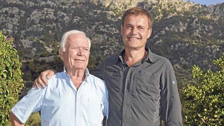 Der eine wusste, als er jung war, gar nicht was Urlaub ist, der andere, sein Sohn, lebt heute von den Urlaubern: Bergführer Salvador Suau und sein Vater Pere auf dessen Finca oberhalb von Fornalutx.