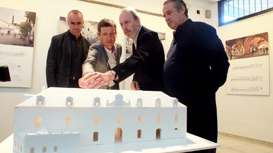 Antonio Múñoz, Ángel Díaz del Río, Guillermo Vázquez Consuegra y Eduado Tamarit contemplan una de las maquetas de la exposición.
