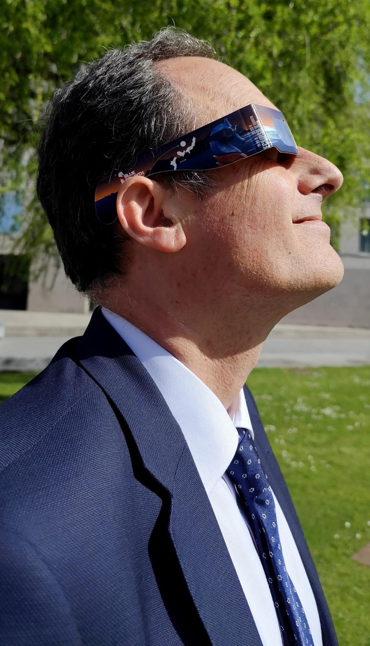 Carlos Botana estrena las gafas de Peiraos ao solpor