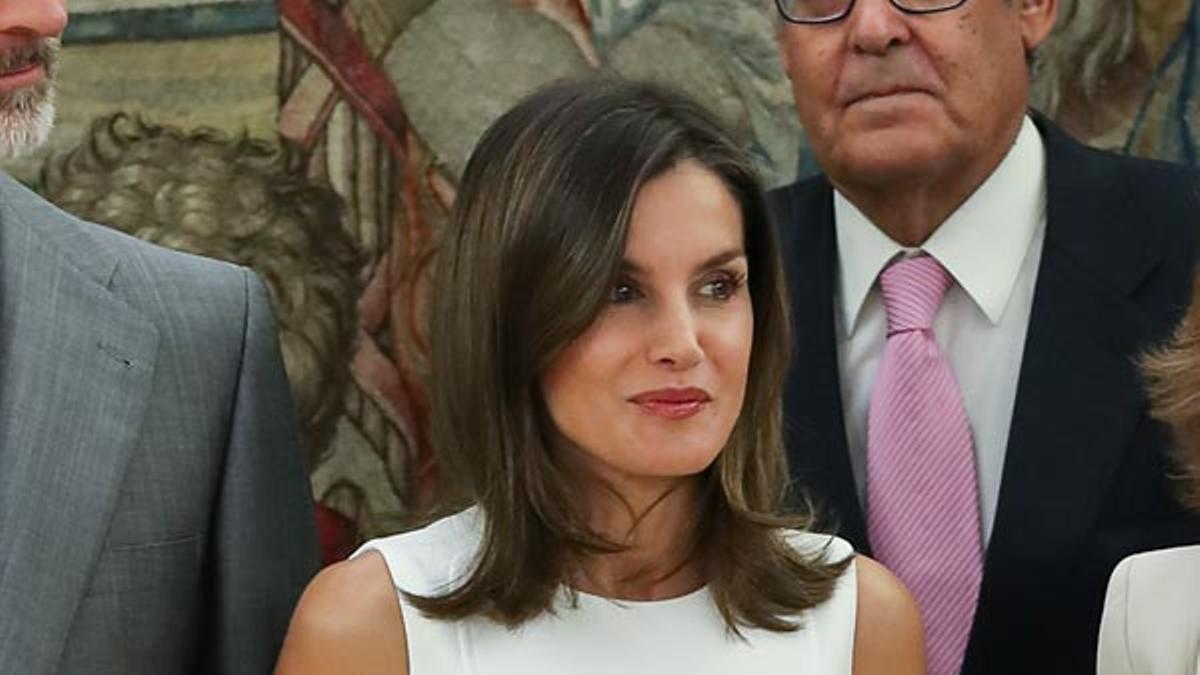 Letizia Ortiz con vestido blanco de largo midi