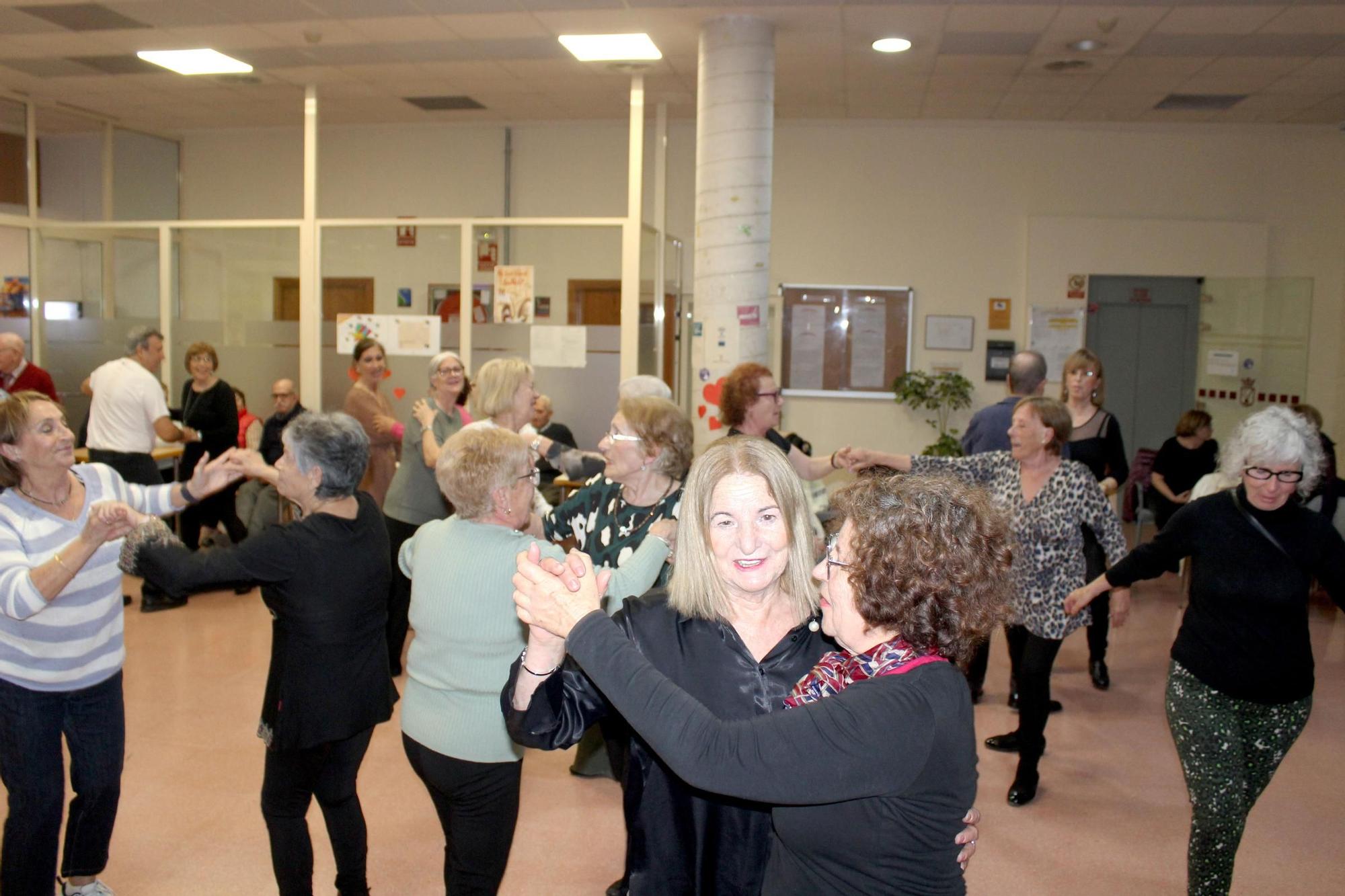 Los mayores de Dénia bailan en San Valentín (imágenes)