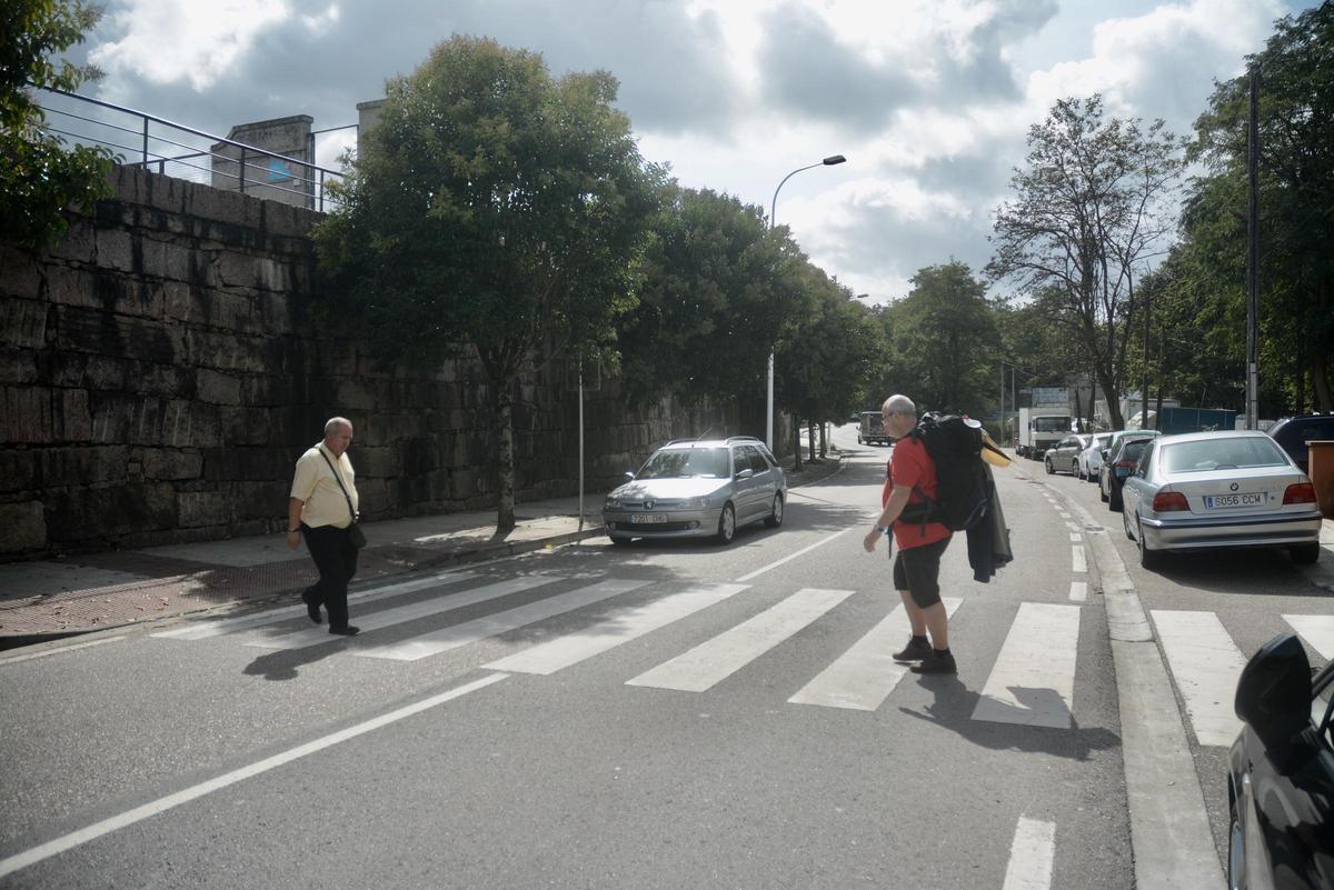 Peatones cruzando en la calle Otero Pedrayo.