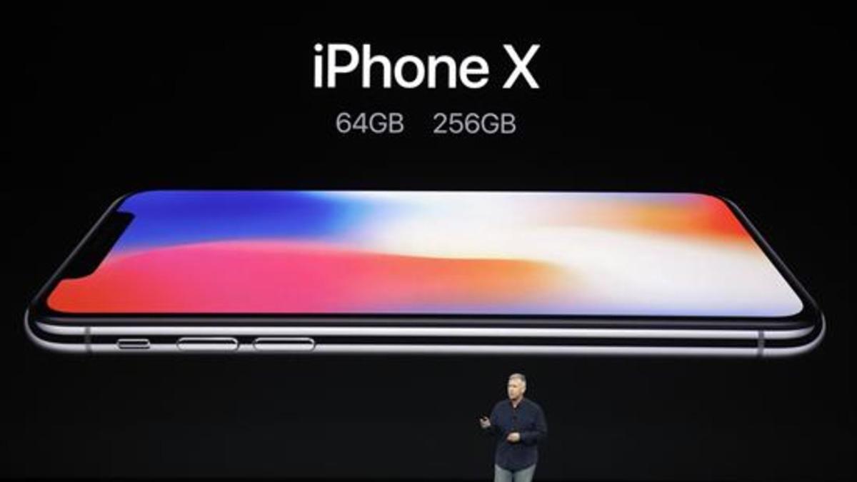 El iPhone X 8Phil Schiller, vicepresidente senior de Apple, presenta ayer el modelo en Cupertino (California).