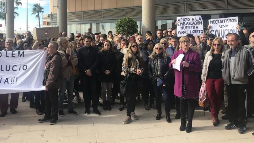 La concentración realizada ayer en el Ayuntamiento de Santa Pola