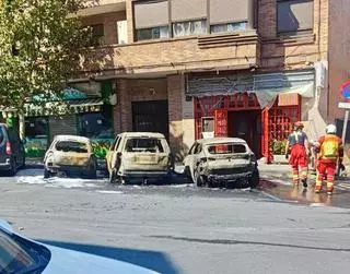 Aparatoso incendio en Majadahonda: tres coches terminan calcinados en plena calle