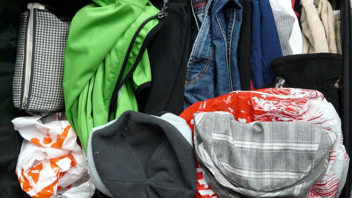 Cómo hacer el equipaje perfecto: así tienes que doblar la ropa para que quepa más en la maleta.