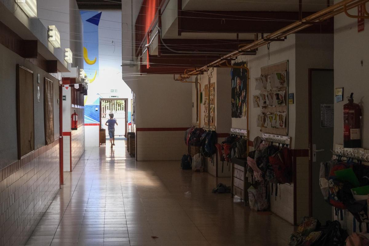 Uno de los pasillos del colegio Candalix, donde se observan volúmenes y alturas