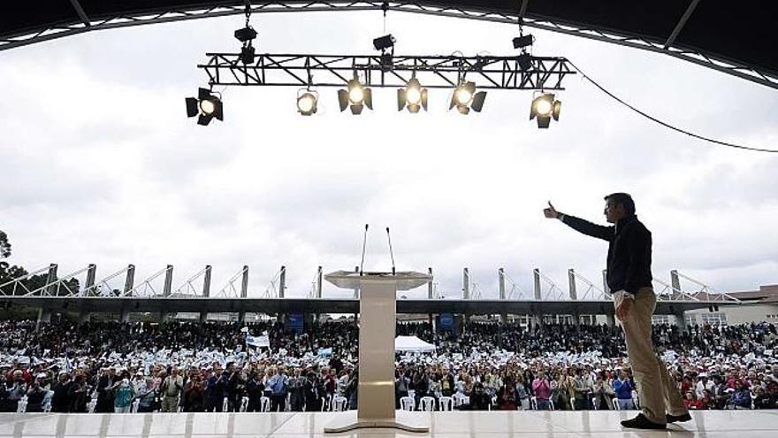 El presidente de la Xunta saluda a los militantes congregados en Silleda, ayer. / david cabezón