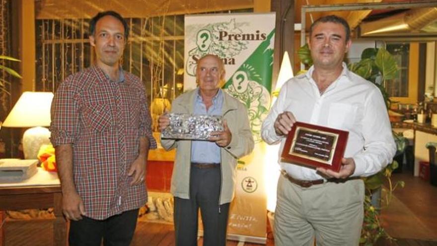Los representantes de los apicultores reciben el Savina de este año de manos de Joan Carles Palerm.