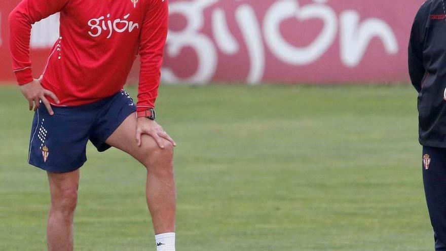 Abelardo, con los balones, en el entrenamiento de ayer.