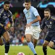 Rodri, entre Bellingham y Carvajal en el partido del Etihad