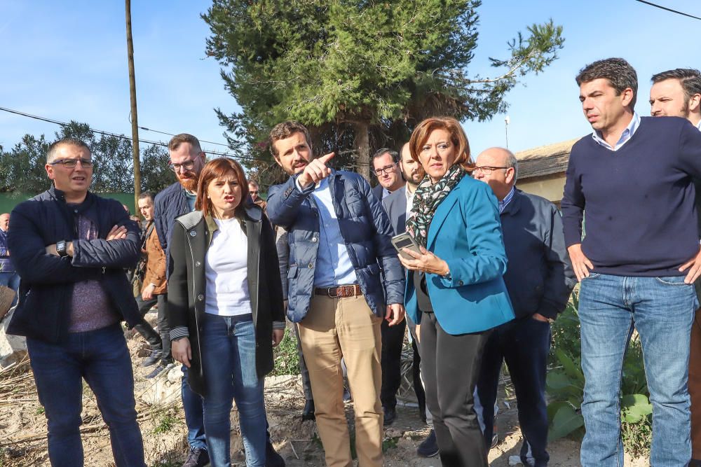 Pablo Casado, Isabel Bonig y Carlos Mazón visitan la zona en la que se rompió la mota del río en Almoradí