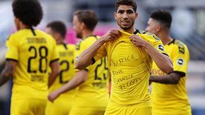 Jadon Sancho del Borussia Dortmund celebra el gol 0-2 con una camiseta de Justice for George Floyd