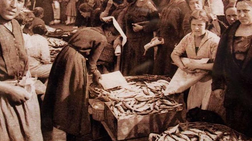 Una de las imágenes de venta de pescado que forman parte de la muestra.