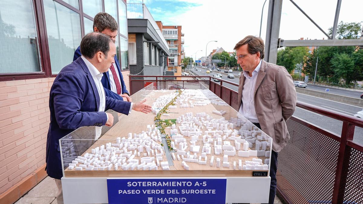 Archivo- Carabante y Almeida contemplando una maqueta del soterramiento de la A-5.