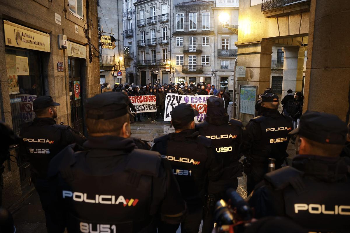 La propiedad del edificio desalojado en la Algalia refuerza la seguridad con alarma y guardias privados