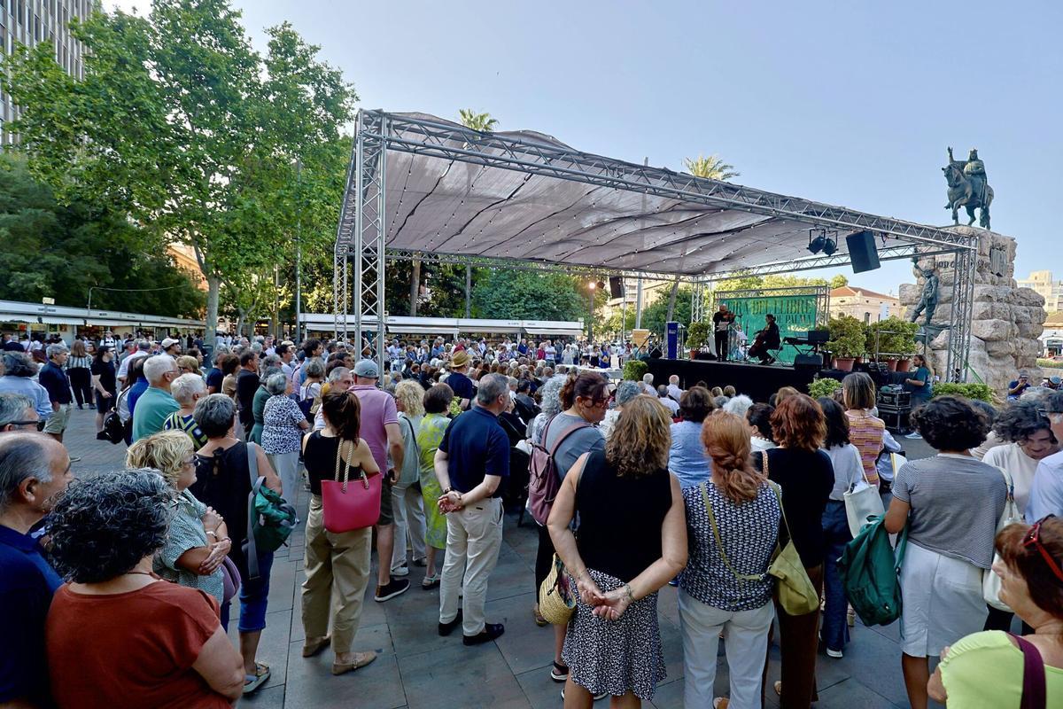 Pere Estelerich se rodea de amigos, lectores y amantes de la música en la presentación de 'Cròniques wagnerianes' Pere Estelerich se rodea de amigos, lectores y amantes de la música en la presentación de 'Cròniques wagnerianes'