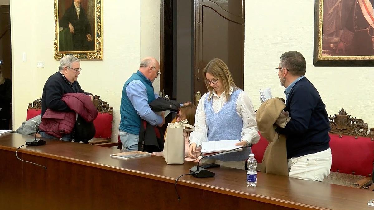 Concejales del PSOE de Priego abandonan el salón de plenos.