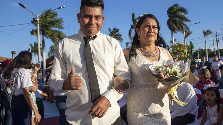 200 parejas contraen matrimonio en una boda masiva en Nicaragua.