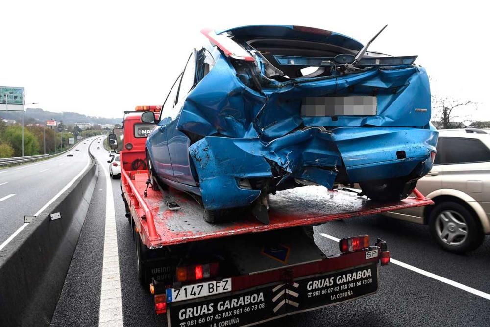 Dos de los coches han sufrido graves daños.