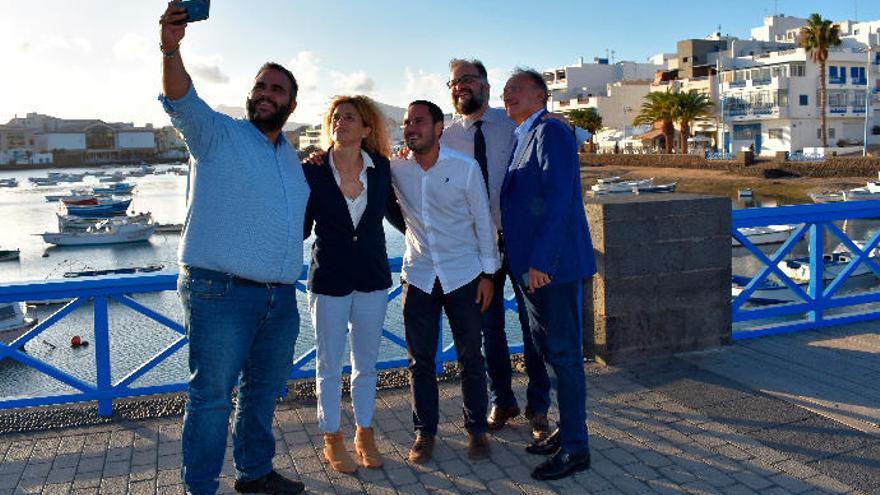 Los candidatos al Senado por Lanzarote y La Graciosa se hacen un selfi en el Charco de San Ginés en Arrecife.