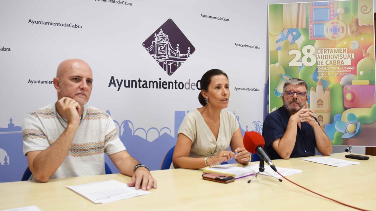 María de la Sierra Sabariego, entre José Pérez y Francisco J. Díaz.