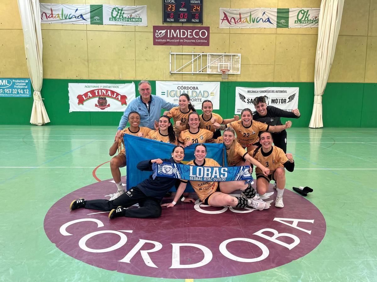 Jugadoras y técnico del Lobas Oviedo celebran el triunfo en Córdoba.