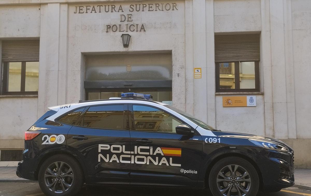 Coche de la Policia Nacional en la ciudad de Murcia