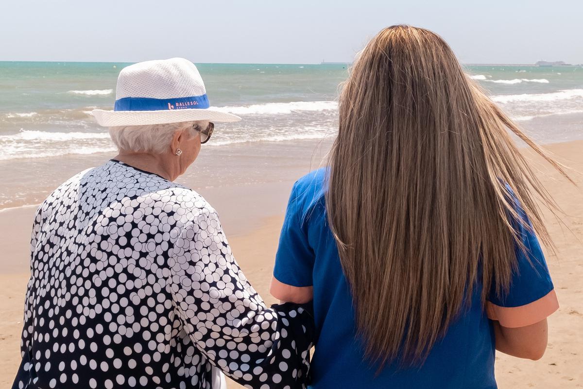 Dos mujeres, en la playa.