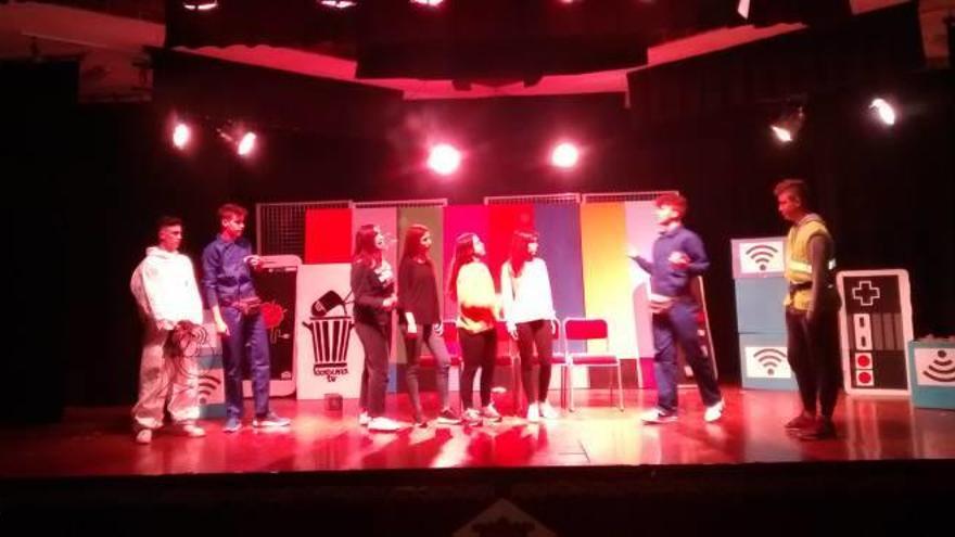 Jóvenes actores de Santa Pola representan su obra teatral en Agost