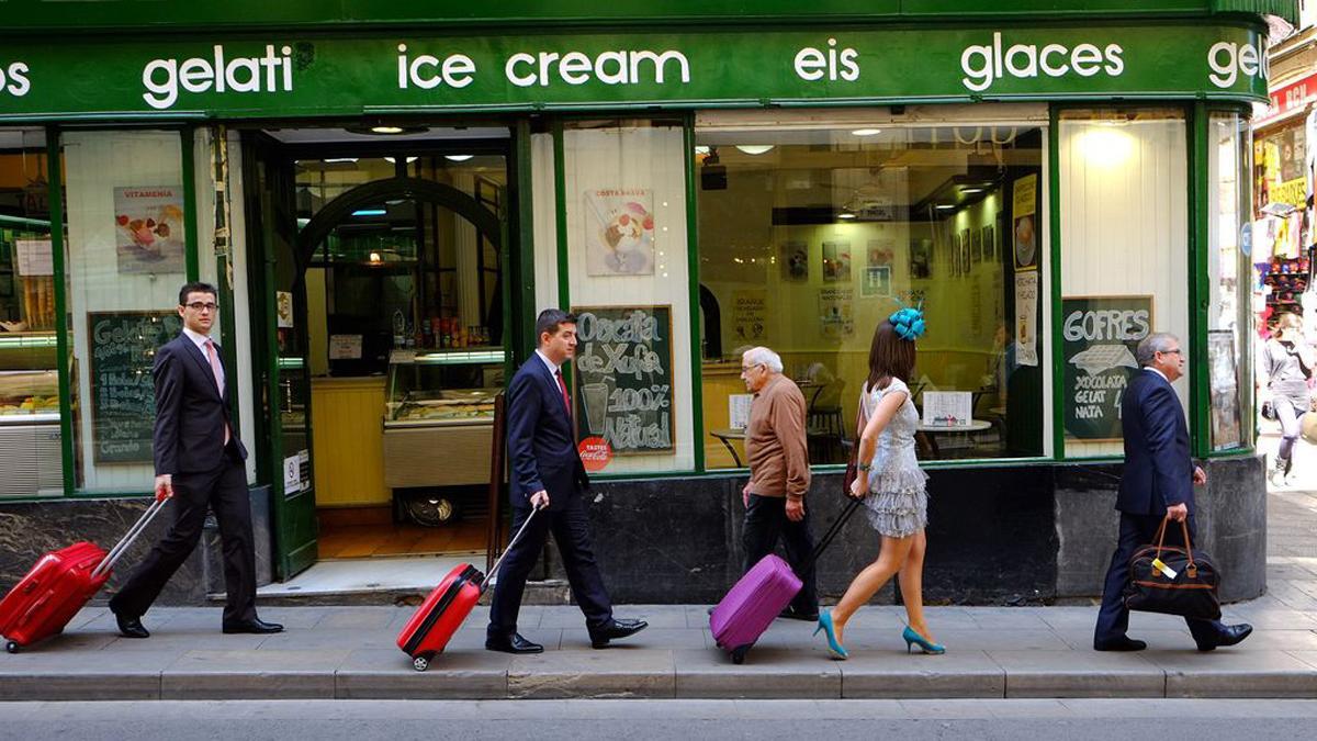 Turistas con maletas caminando por el centro de Barcelona