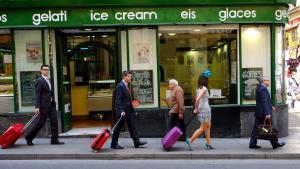 Turistes amb maletes caminant pel centre de Barcelona