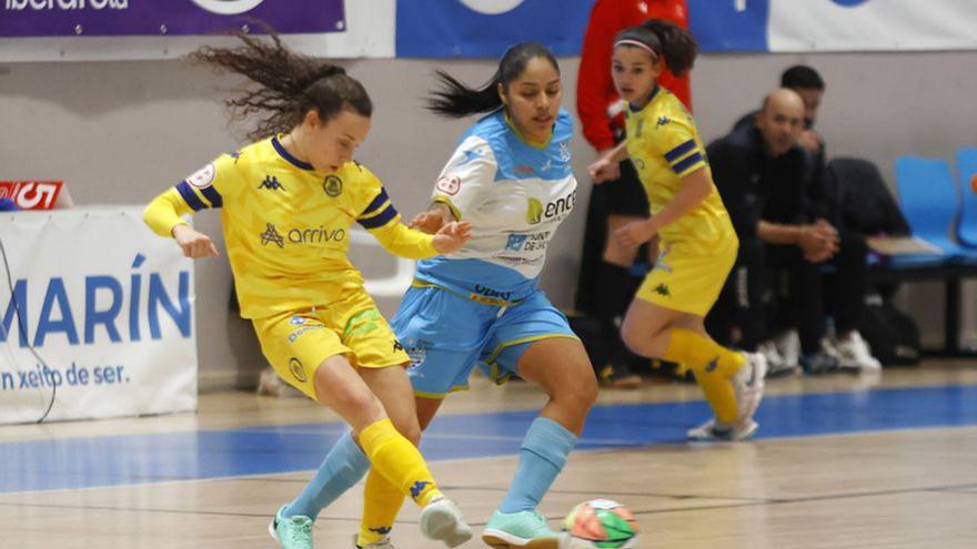 Café, del Marín Futsal, pugna por el balón ante una rival. |  // G.S.