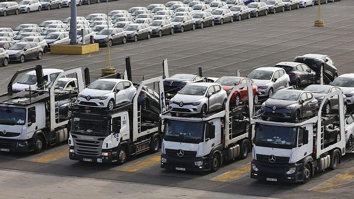 Varios camiones portacoches en la terminal de un puerto.  | RICARDO GROBAS