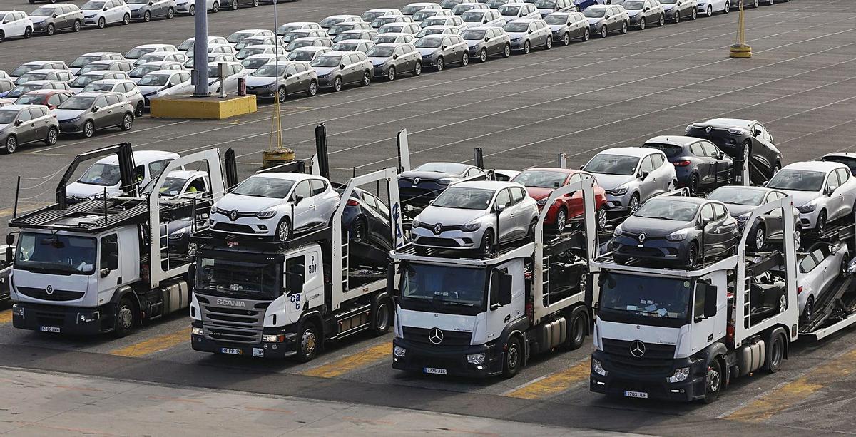 Varios camiones portacoches en la terminal de un puerto.  | RICARDO GROBAS