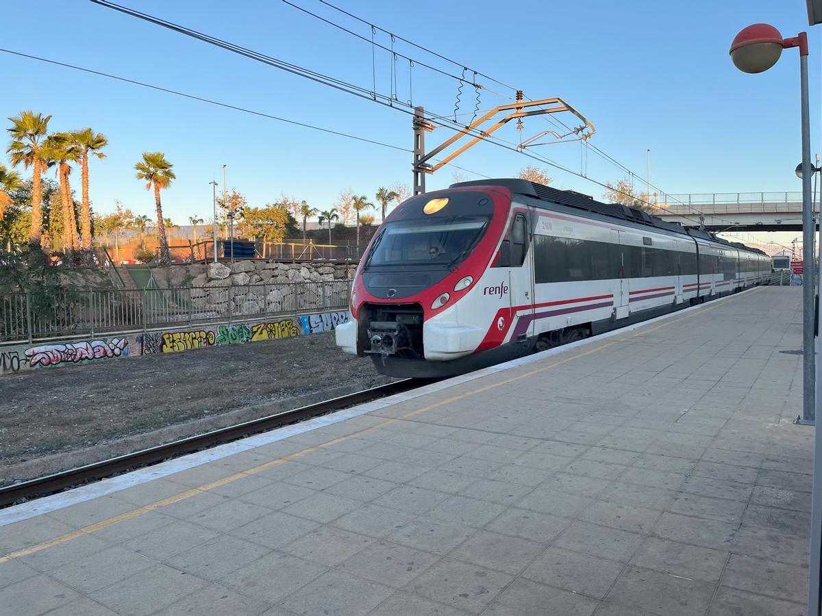 Archivo - Un tren de Cercanías de Renfe de la línea C-1 Málaga-Fuengirola.