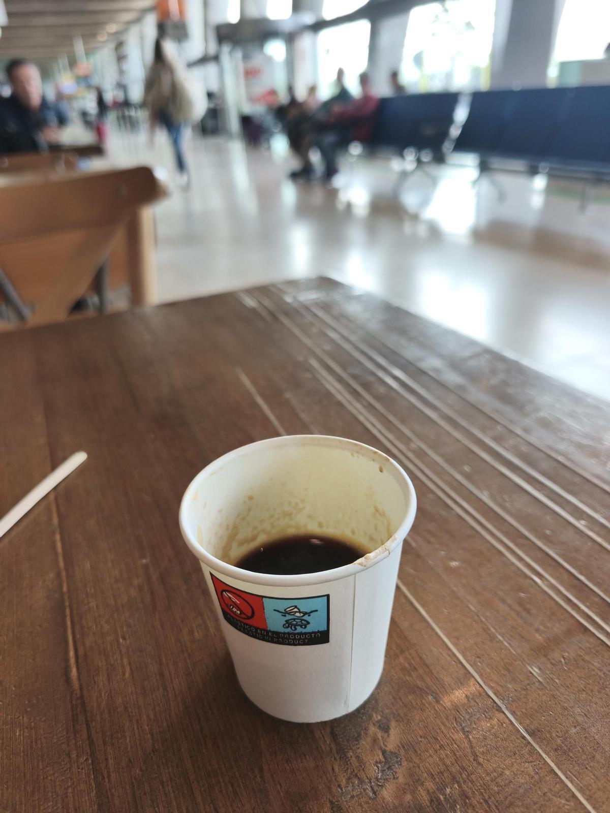 Un café pésimo de aeropuerto.