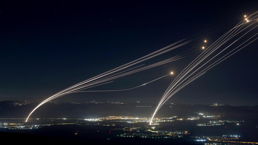 La Cúpula de Hierro israelí repele un aluvión de cohetes lanzados desde Líbano