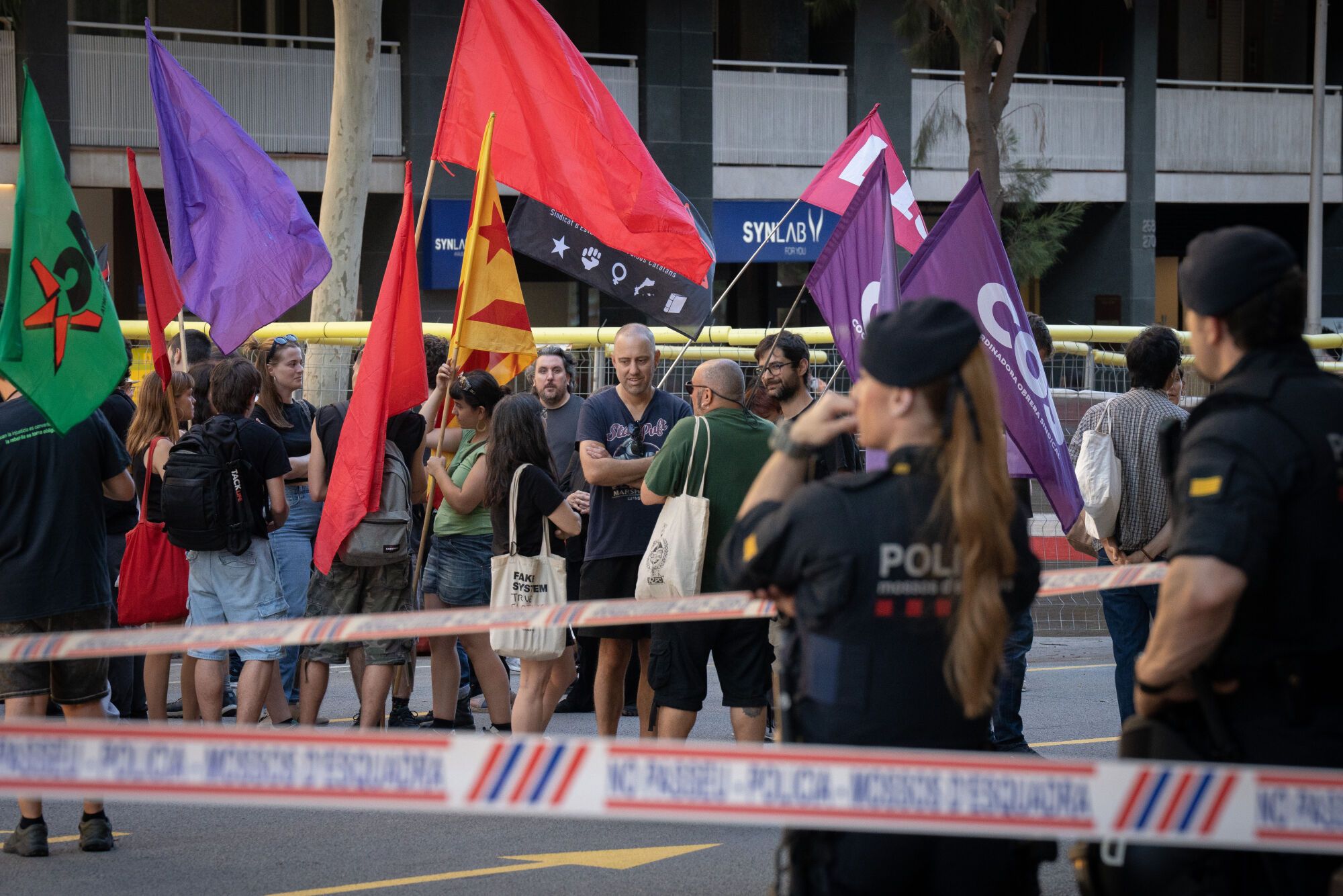 Varias personas ante la sede del PP de Barcelona, a 29 de mayo de 2025, en Barcelona, Catalunya (España). La Intersindical Alternativa de Catalunya (IAC) ha convocado una concentración en apoyo a la huelga general convocada en el País Valencià para exigir responsabilidades políticas y penales por la gestión de la dana del 29 de octubre de 2024. La protesta, que coincide con movilizaciones y paros laborales en Valencia y otras ciudades, denuncia la actuación de Mazón ante la catástrofe, y reclama justicia para las víctimas y mejoras en la protección de los derechos laborales y los servicios públicos. 29 MAYO 2025;MANIFESTACIÓN;CONCENTRACIÓN;VALENCIA;APOYO A HUELGA GENERAL;DANA;MOSSOS; David Zorrakino / Europa Press 29/05/2025. David Zorrakino;category_code_new;