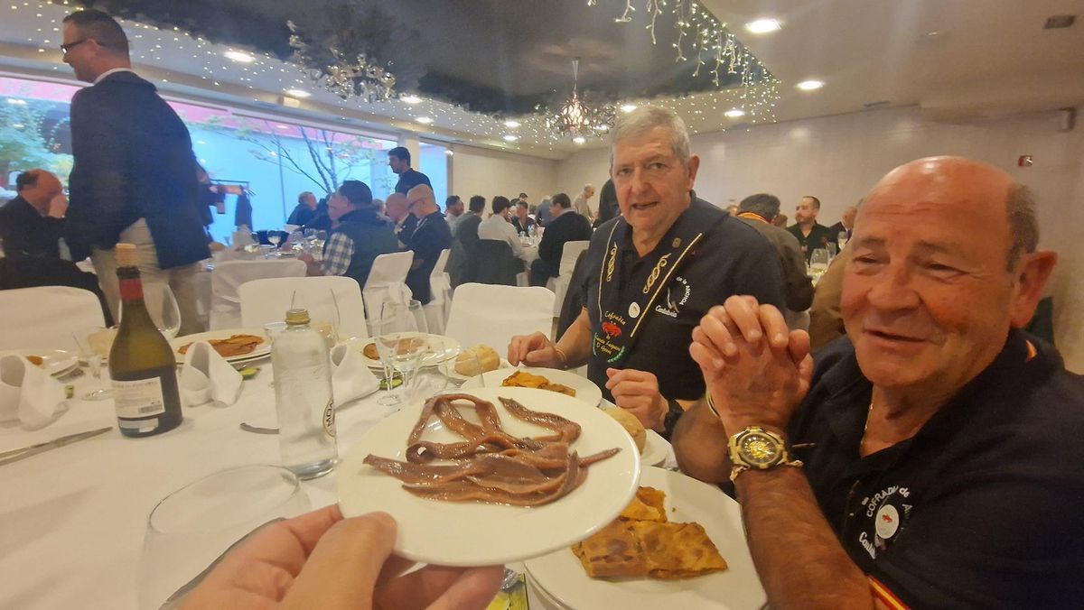 Representantes de la Cofradía de la Anchoa del Cantábrico participantes en la comida de cofrades de O Centolo Larpeiro.