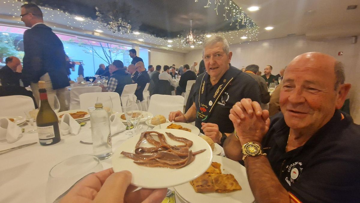 Representantes de la Cofradía de la Anchoa del Cantábrico participantes en la comida de cofrades de O Centolo Larpeiro.