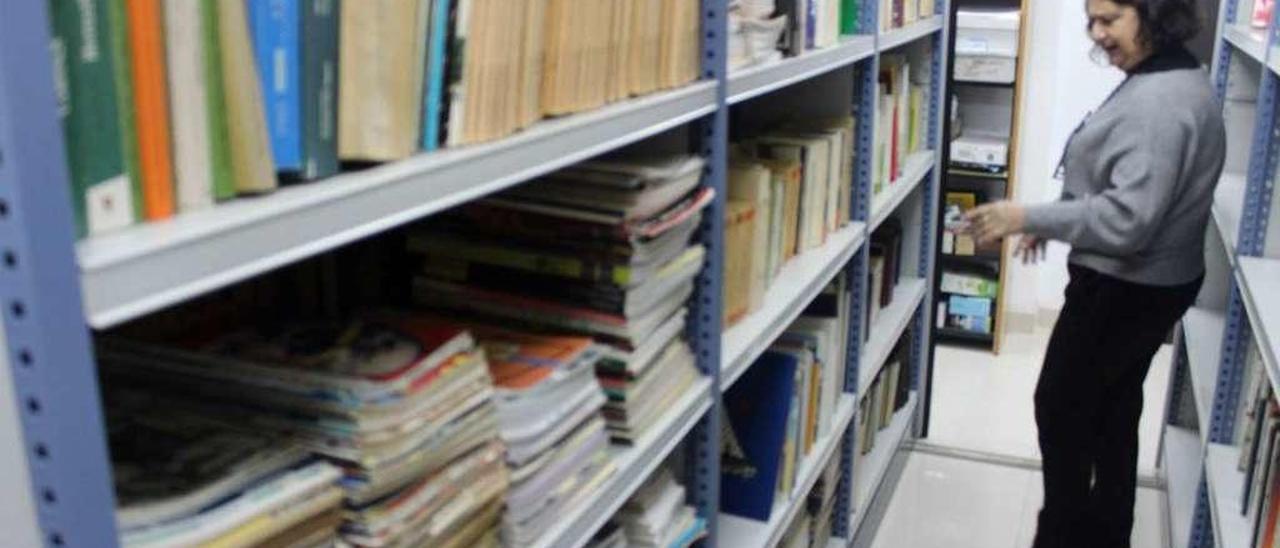 Carmen Dintén, ayer, en el almacén de la biblioteca de Candás, con los libros donados.