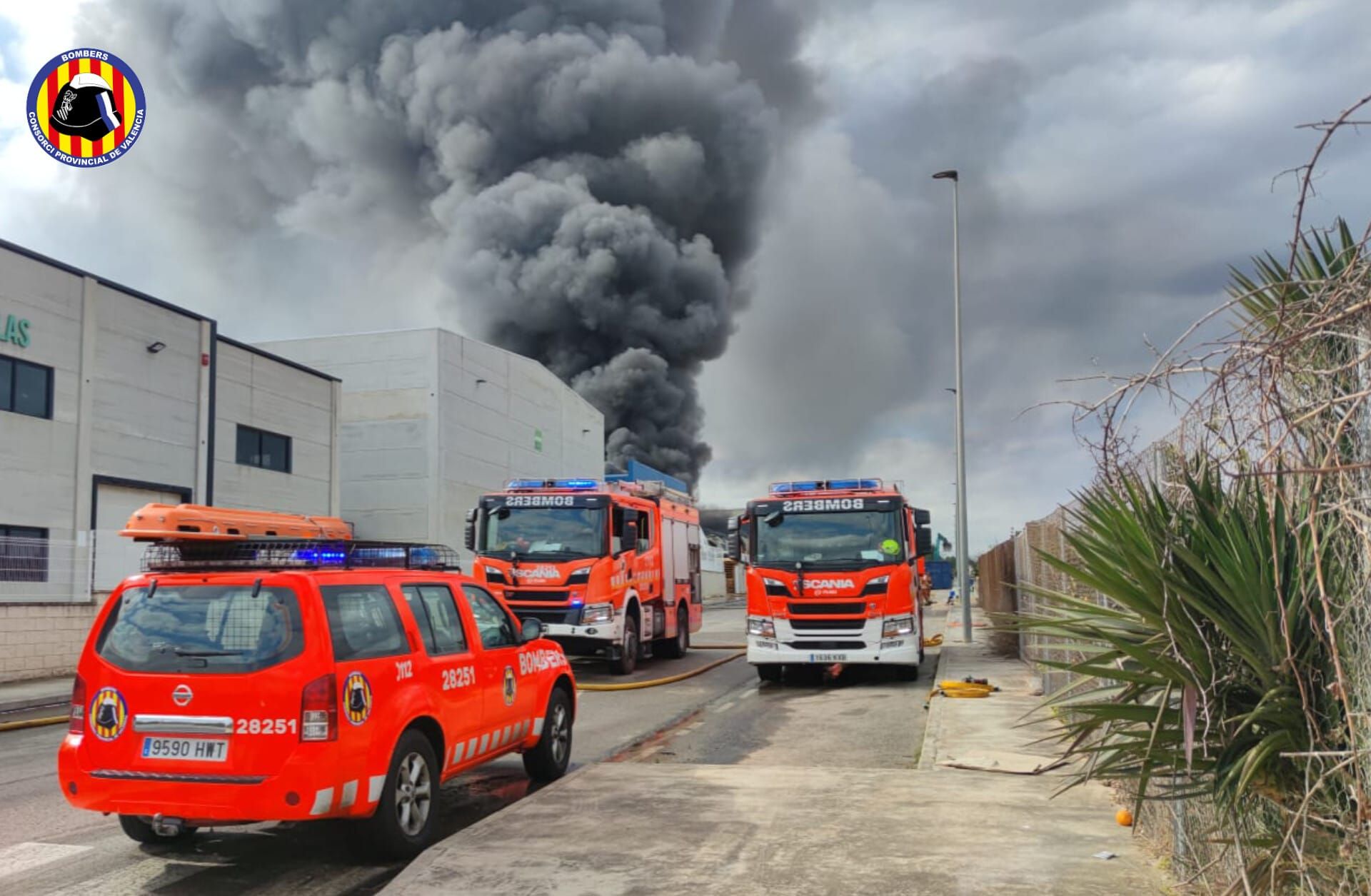 Incendio de una nave industrial en Loriguilla