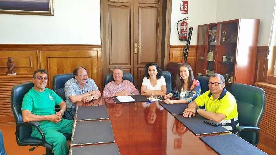 Morgan y Chicho, a la izq., durante la reunión que mantuvieron con los concejales en el consistorio. // S.A.