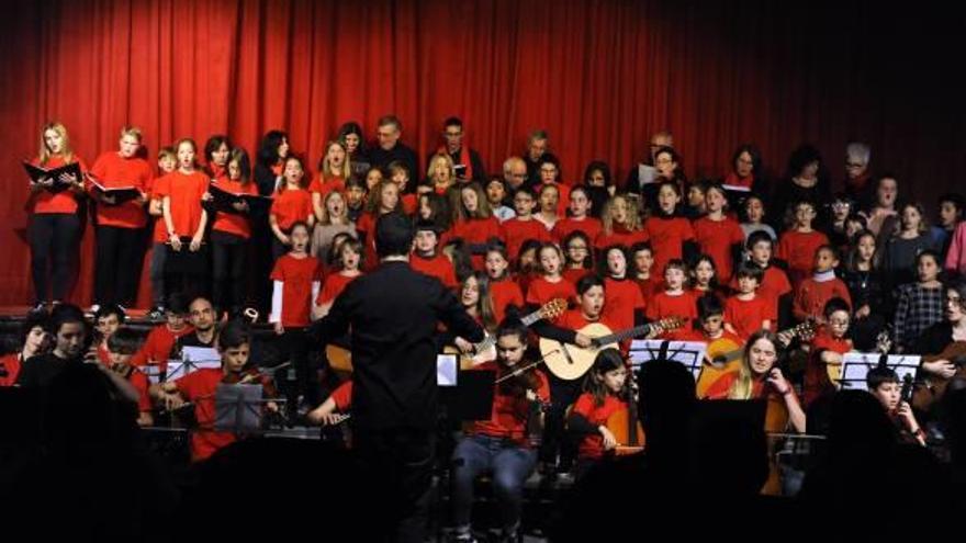 El concert es va cloure amb el bis de la cançó «Podries», de Roba Estesa sobre un poema de Joana Raspall