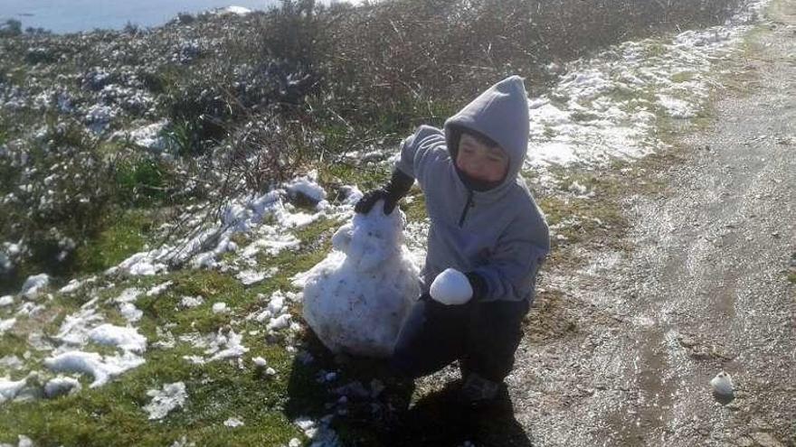 Adrián y Xoel Salgado modelaron un muñeco de nieve. // P.S.